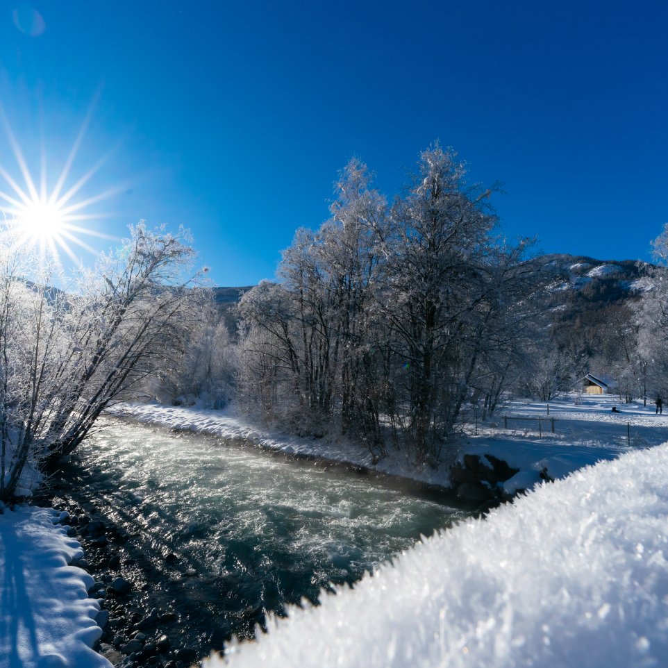Vue sur la neige de la vallée depuis un pont 