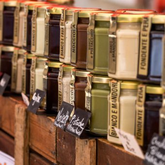 Photo de produits en vente sur le marché de Vallouise